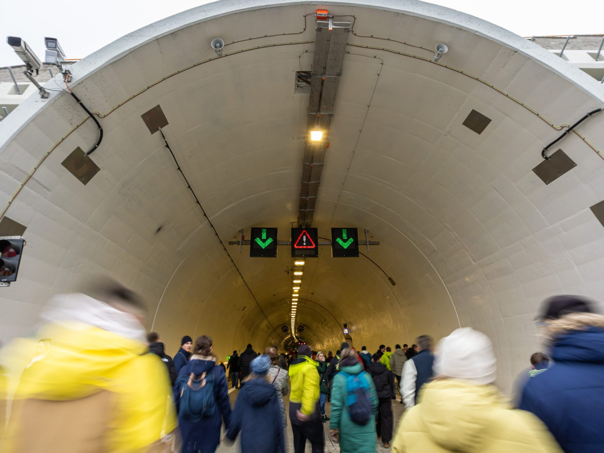 Ľudia vstupujú do tunela Višňové počas podujatia Deň otvoreného tunela.