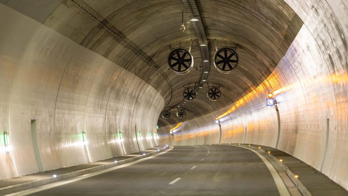 Tunel Vi&scaron;ňov&eacute; sl&aacute;vnostne otvorili. Pre motoristov bude pr&iacute;stupn&yacute; od večern&yacute;ch hod&iacute;n