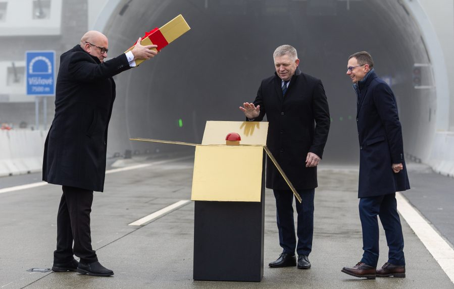 Na sn&Atilde;&Acirc;&shy;mke z&Atilde;&Acirc;&frac34;ava minister dopravy SR Jozef R&Atilde;&Acirc;&iexcl;&Atilde;&Acirc;&frac34; ml. (nominant Smer-SD), predseda vl&Atilde;&Acirc;&iexcl;dy SR Robert Fico (SMER-SD) a gener&Atilde;&Acirc;&iexcl;lny riadite&Atilde;&Acirc;&frac34; N&Atilde;&Acirc;&iexcl;rodnej dia&Atilde;&Acirc;&frac34;ni&Atilde;&Acirc;nej spolo&Atilde;&Acirc;nosti (NDS) Filip Mach&Atilde;&Acirc;&iexcl;&Atilde;&Acirc;ek po&Atilde;&Acirc;as sl&Atilde;&Acirc;&iexcl;vnostn&Atilde;&Acirc;&copy;ho otvorenia nov&Atilde;&Acirc;&copy;ho dia&Atilde;&Acirc;&frac34;ni&Atilde;&Acirc;n&Atilde;&Acirc;&copy;ho &Atilde;&Acirc;&ordm;seku D1 Lietavsk&Atilde;&Acirc;&iexcl; L&Atilde;&Acirc;&ordm;&Atilde;&Acirc;ka - Dubn&Atilde;&Acirc;&iexcl; Skala.