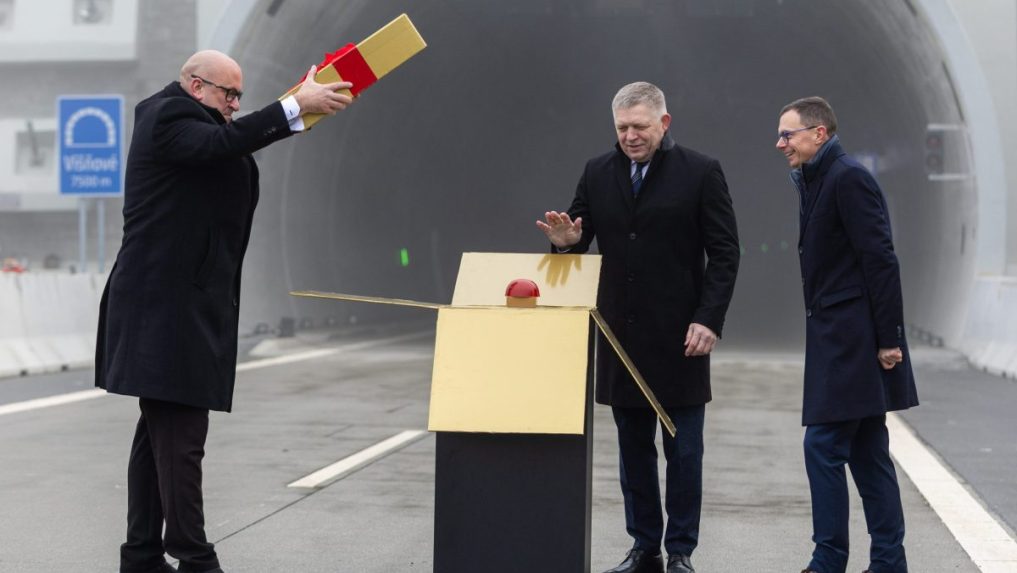 Na snímke zľava minister dopravy SR Jozef Ráž ml. (nominant Smer-SD), predseda vlády SR Robert Fico (SMER-SD) a generálny riaditeľ Národnej diaľničnej spoločnosti (NDS) Filip Macháček počas slávnostného otvorenia nového diaľničného úseku D1 Lietavská Lúčka - Dubná Skala.