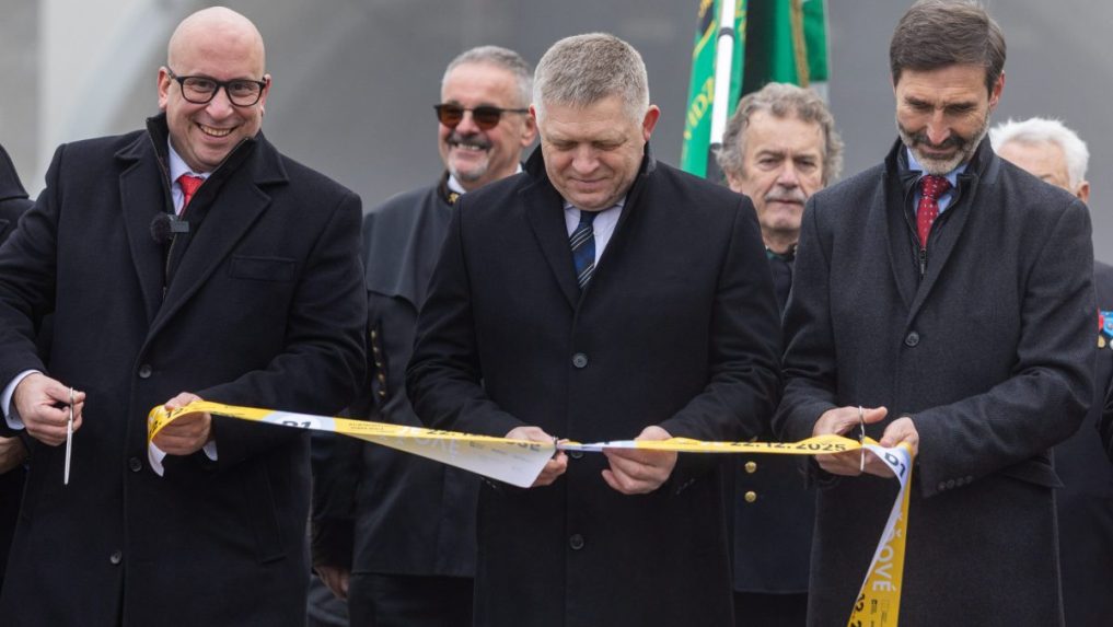 Na snímke v popredí zľava prestrihávajú pásku minister dopravy SR Jozef Ráž ml. (nominant Smer-SD), predseda vlády SR Robert Fico (Smer-SD) a minister zahraničných vecí a európskych záležitostí SR Juraj Blanár (Smer-SD) počas slávnostného otvorenia nového diaľničného úseku D1 Lietavská Lúčka - Dubná Skala.