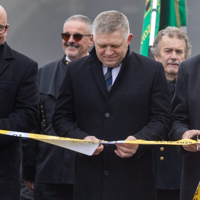 Na snímke v popredí zľava prestrihávajú pásku minister dopravy SR Jozef Ráž ml. (nominant Smer-SD), predseda vlády SR Robert Fico (Smer-SD) a minister zahraničných vecí a európskych záležitostí SR Juraj Blanár (Smer-SD) počas slávnostného otvorenia nového diaľničného úseku D1 Lietavská Lúčka - Dubná Skala.
