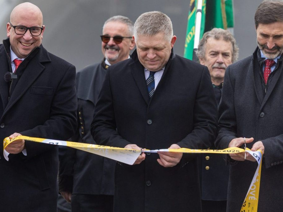 Na snímke v popredí zľava prestrihávajú pásku minister dopravy SR Jozef Ráž ml. (nominant Smer-SD), predseda vlády SR Robert Fico (Smer-SD) a minister zahraničných vecí a európskych záležitostí SR Juraj Blanár (Smer-SD) počas slávnostného otvorenia nového diaľničného úseku D1 Lietavská Lúčka - Dubná Skala.