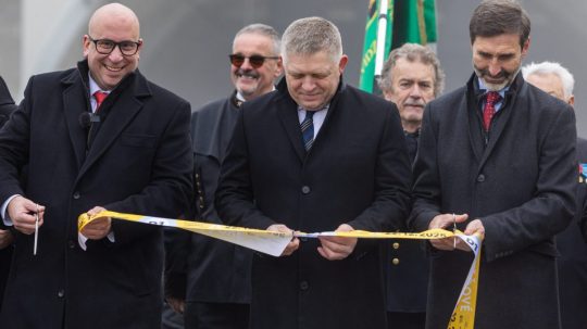 Na snímke v popredí zľava prestrihávajú pásku minister dopravy SR Jozef Ráž ml. (nominant Smer-SD), predseda vlády SR Robert Fico (Smer-SD) a minister zahraničných vecí a európskych záležitostí SR Juraj Blanár (Smer-SD) počas slávnostného otvorenia nového diaľničného úseku D1 Lietavská Lúčka - Dubná Skala.