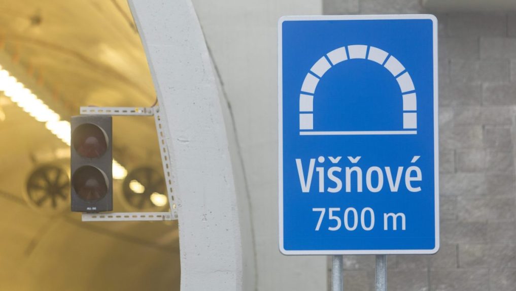 Na snímke informačná tabuľa pred tunelom Višňové.