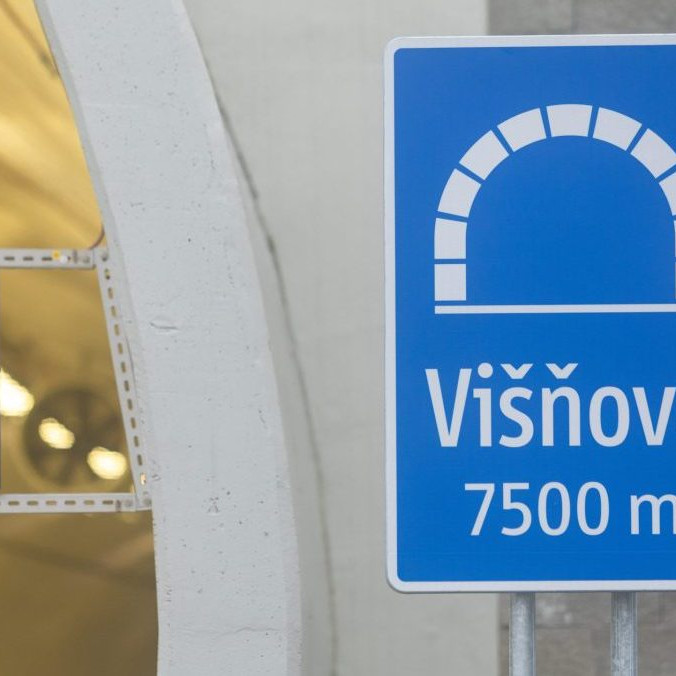 Na snímke informačná tabuľa pred tunelom Višňové.