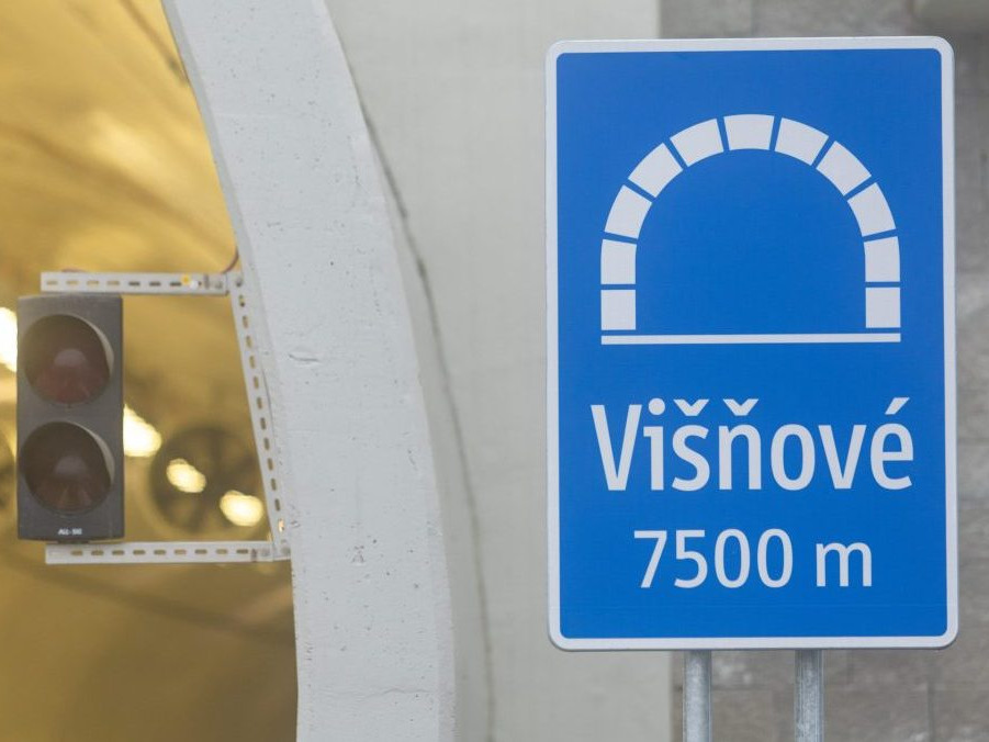 Na snímke informačná tabuľa pred tunelom Višňové.