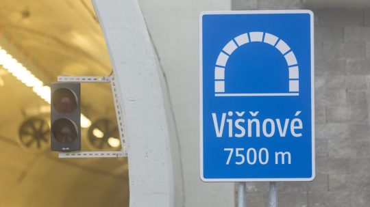 Na snímke informačná tabuľa pred tunelom Višňové.
