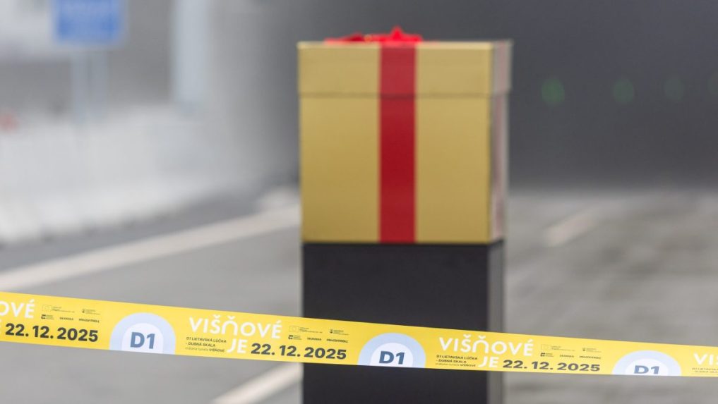 Na snímke páska a darček pred tunelom Višňové.