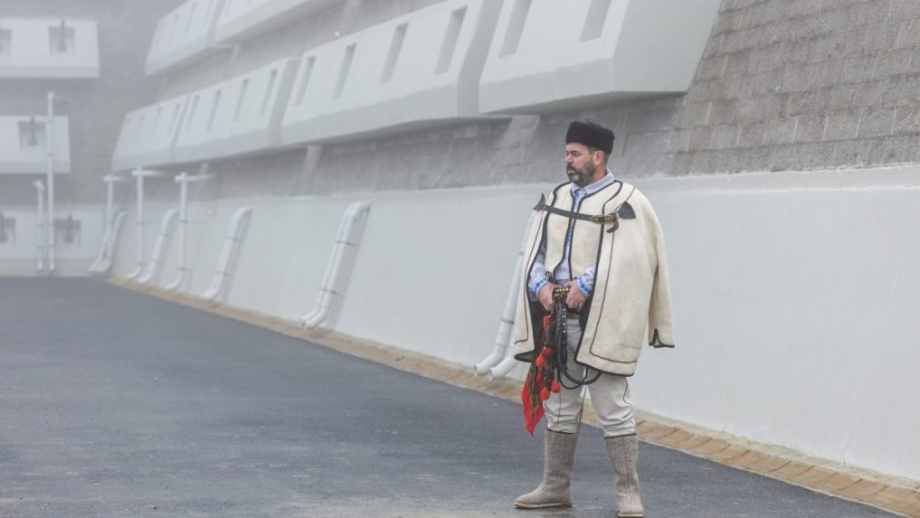 Na snímke folklórista počas slávnostného otvorenia nového diaľničného úseku D1 Lietavská Lúčka - Dubná Skala.
