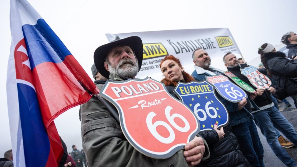 Na snímke členovia Ústredného Automotoklubu Slovenská Republika (ÚAMK SR) počas slávnostného otvorenia nového diaľničného úseku D1 Lietavská Lúčka - Dubná Skala.
