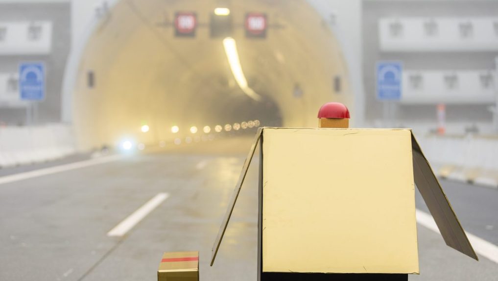 Na snímke darček pred tunelom Višňové.