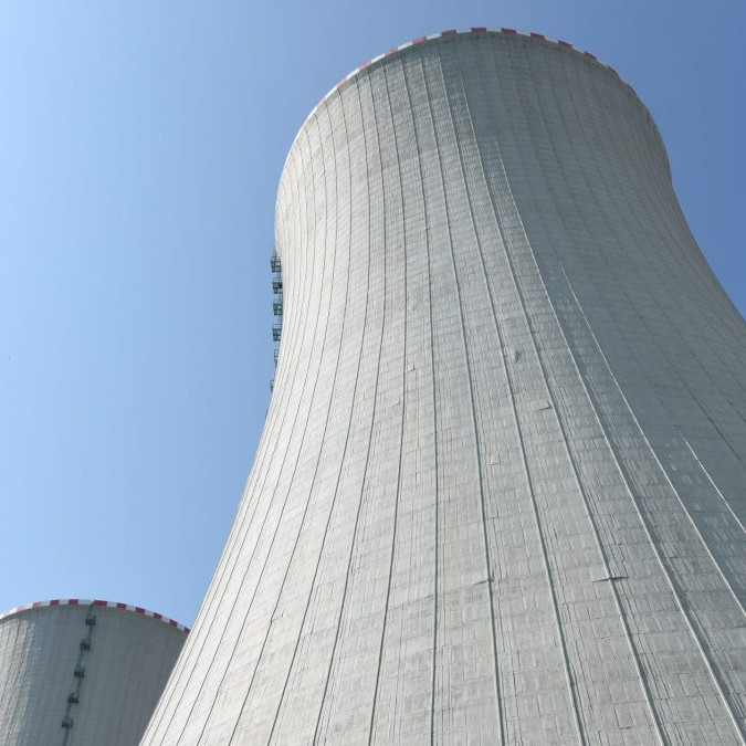 Snímka chladiarenskych veží 3. bloku po ukončení studenej hydroskúšky 3. bloku jadrovej elektrárne Mochovce.