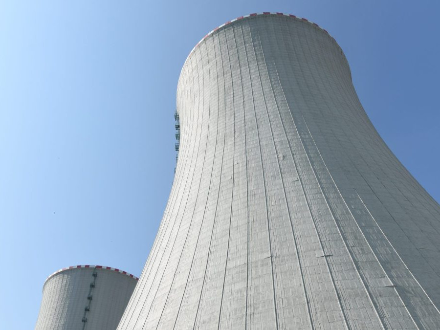 Snímka chladiarenskych veží 3. bloku po ukončení studenej hydroskúšky 3. bloku jadrovej elektrárne Mochovce.