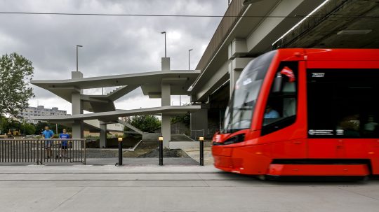 električka na konečnej zastávke Južné mesto v bratislavskej mestskej časti Petržalka.