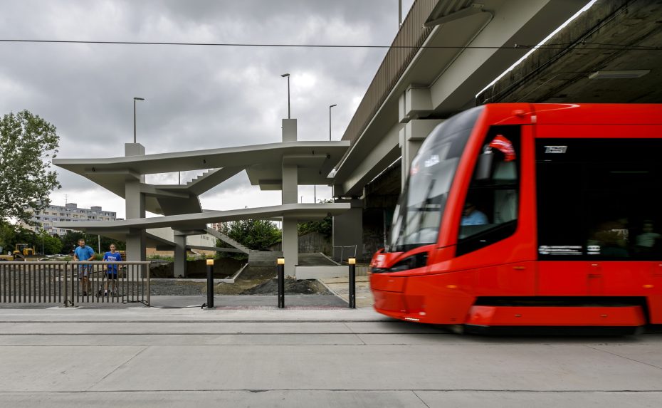 električka na konečnej zastávke Južné mesto v bratislavskej mestskej časti Petržalka.