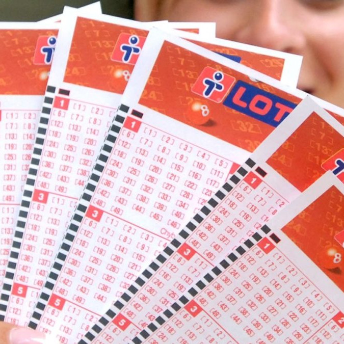 Žena drží žreby LOTO.