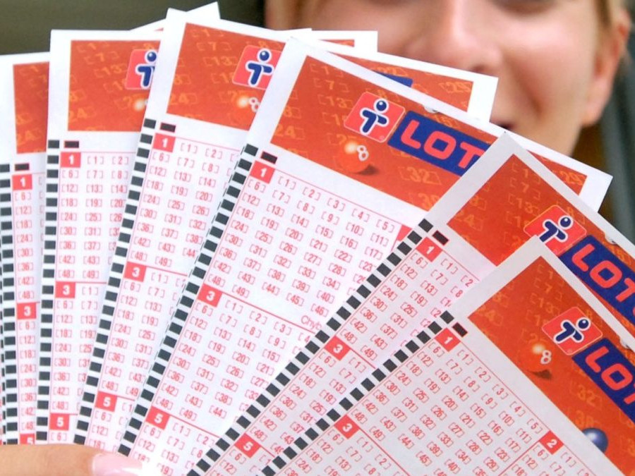 Žena drží žreby LOTO.