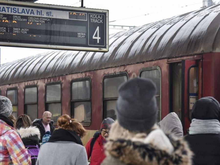 Ľudia na peróne na železničnej stanici v Bratislave.