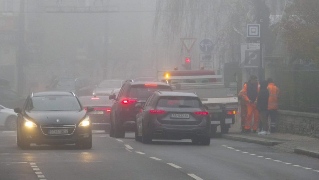 Na snímke autá počas hmlistého počasia.