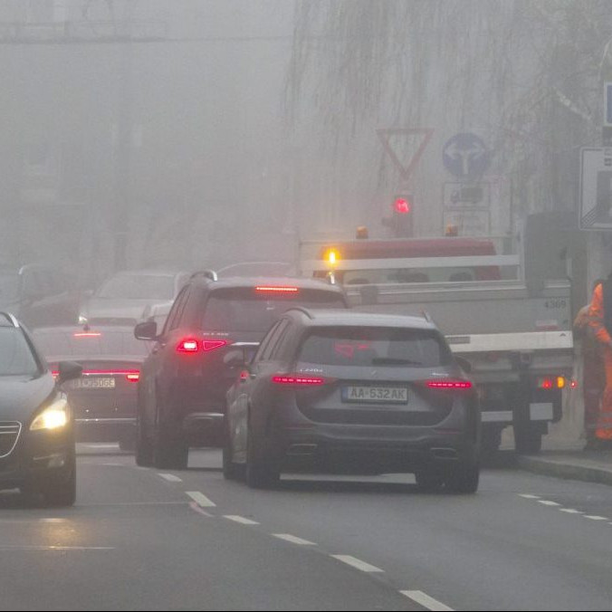 Na snímke autá počas hmlistého počasia.