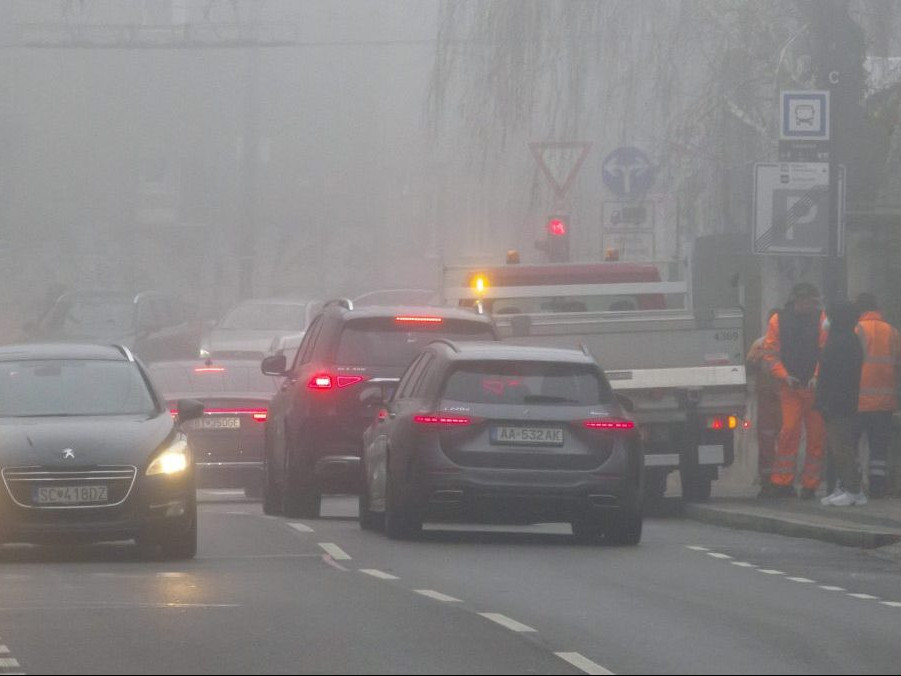 Na snímke autá počas hmlistého počasia.