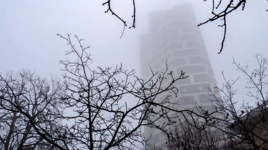 Hmlisté počasie v meste