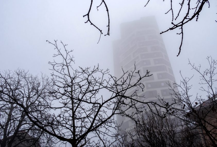 Hmlisté počasie v meste