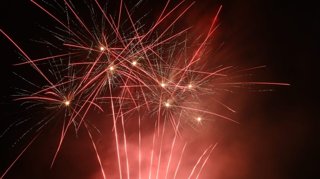 Na snímke je ohňostroj.