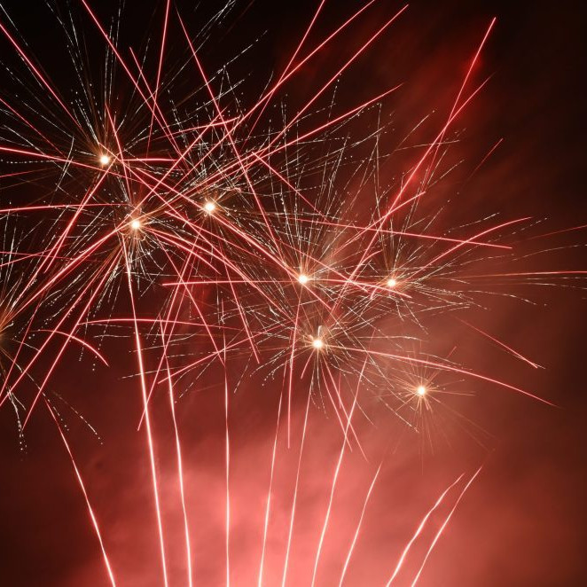 Na snímke je ohňostroj.