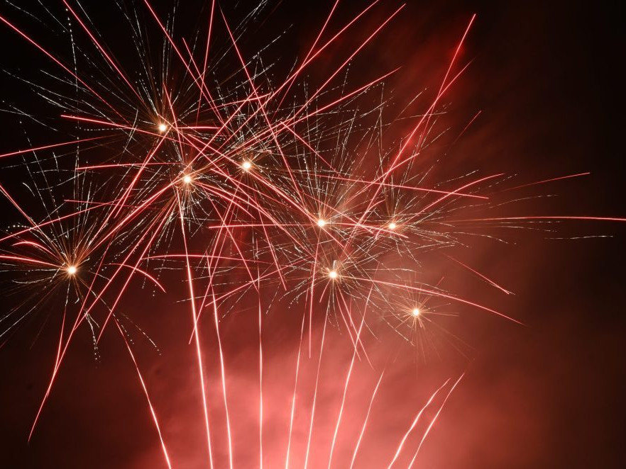 Na snímke je ohňostroj.