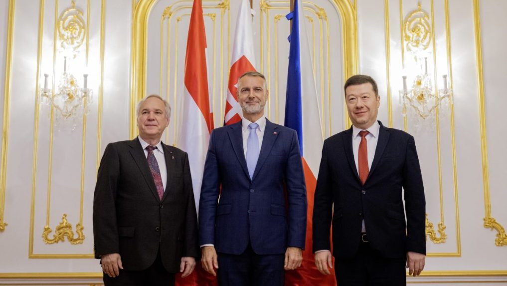 Na snímke uprostred predseda NR SR Richard Raši (Hlas-SD), predseda Poslaneckej snemovne Parlamentu ČR Tomio Okamura (vpravo) a predseda Národnej rady Rakúskej republiky Walter Rosenkranz.