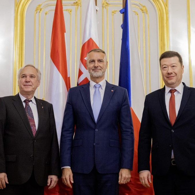 Na snímke uprostred predseda NR SR Richard Raši (Hlas-SD), predseda Poslaneckej snemovne Parlamentu ČR Tomio Okamura (vpravo) a predseda Národnej rady Rakúskej republiky Walter Rosenkranz.