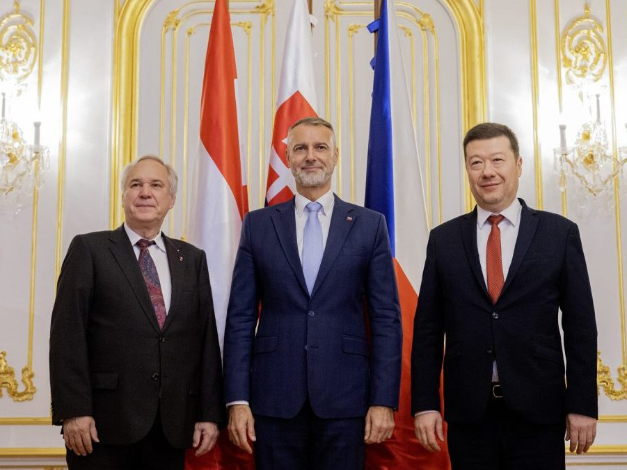 Na snímke uprostred predseda NR SR Richard Raši (Hlas-SD), predseda Poslaneckej snemovne Parlamentu ČR Tomio Okamura (vpravo) a predseda Národnej rady Rakúskej republiky Walter Rosenkranz.