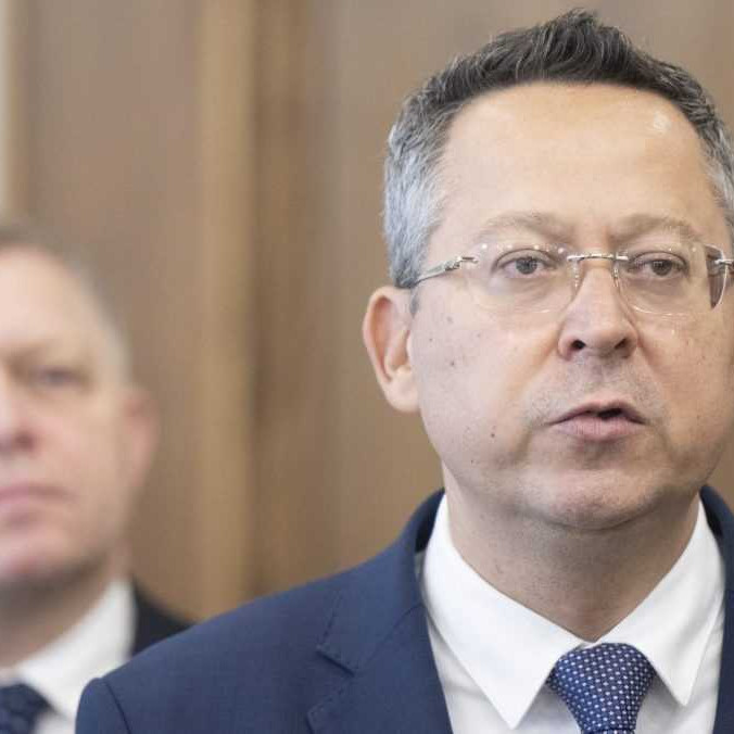 Premiér a predseda SMER-SD Robert Fico (v pozadí) a minister financií Ladislav Kamenický (Smer-SD).