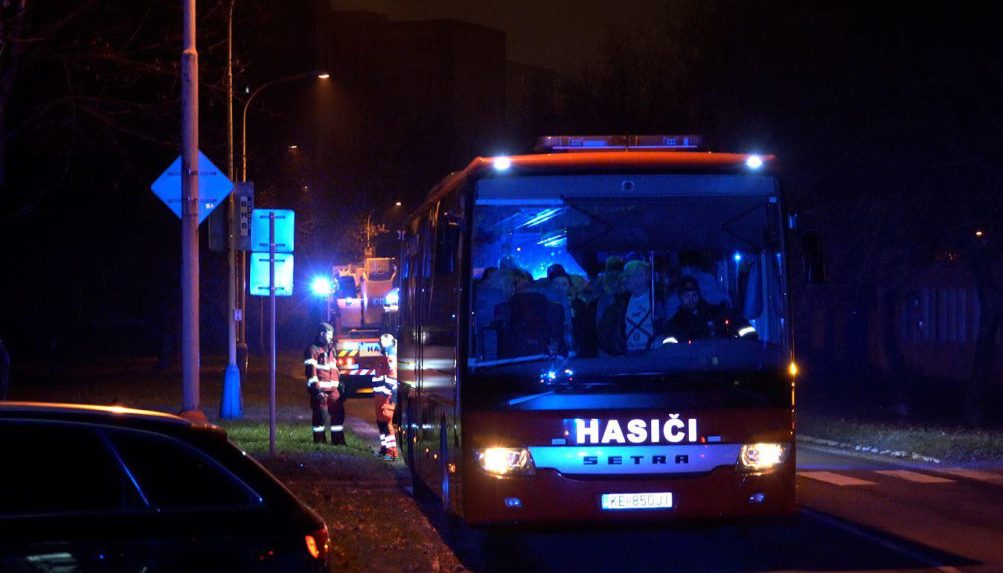 Na snímke hasiči v Košiciach.