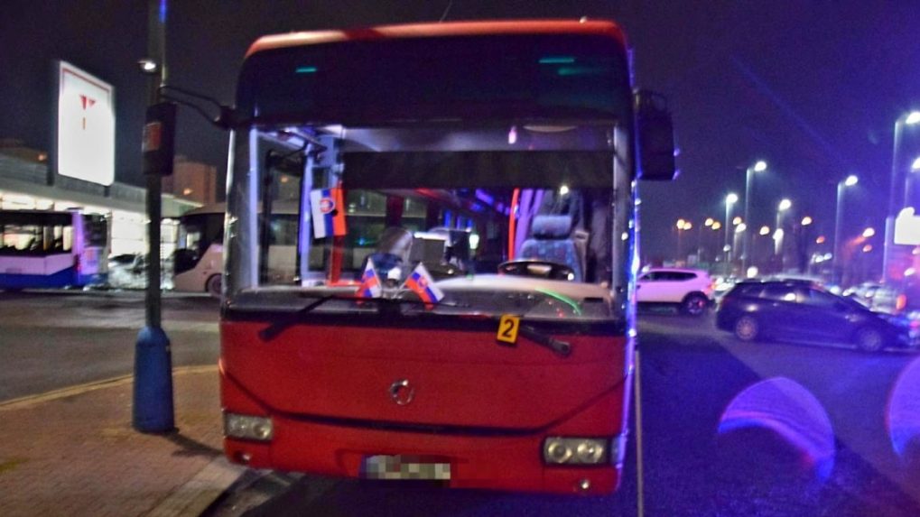 Na snímke autobus, ktorý zrazil chodkyňu v Poprade.