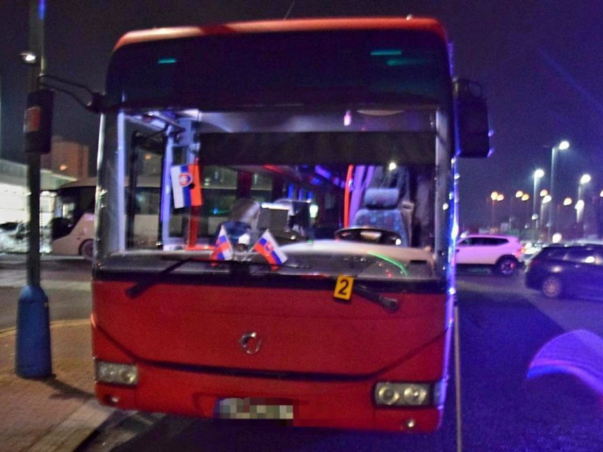 Na snímke autobus, ktorý zrazil chodkyňu v Poprade.
