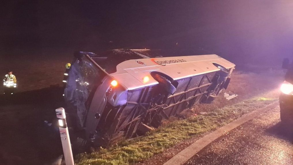 Nehoda diaľkového autobusu.