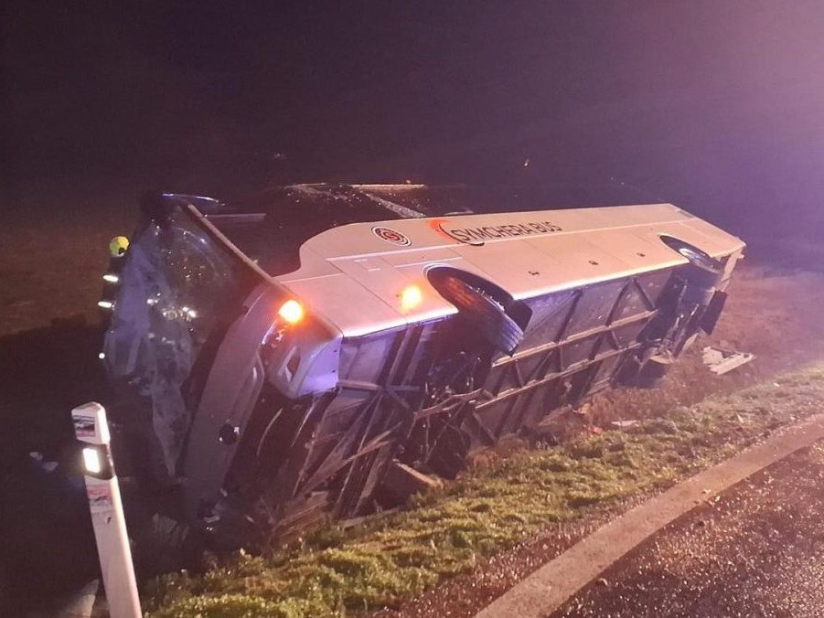 Nehoda diaľkového autobusu.