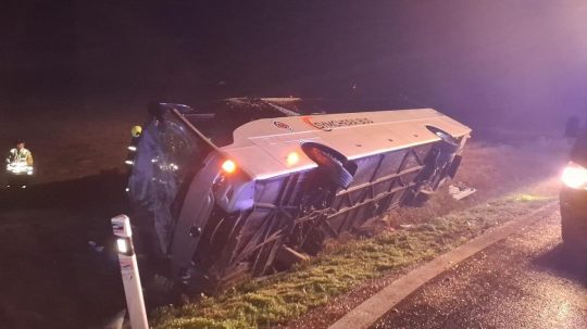 Nehoda diaľkového autobusu.