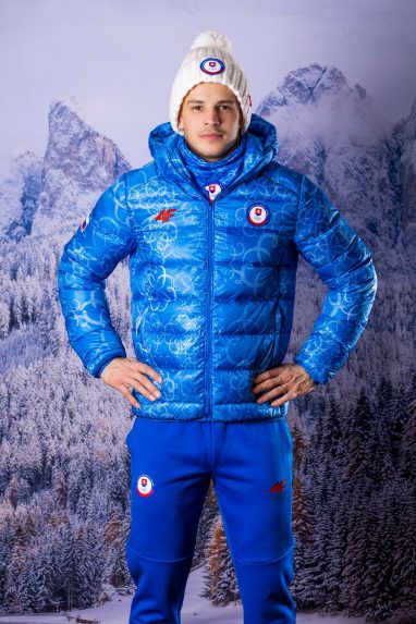 Na kolekcii na nachádza symbol pripomínajúci štvorlístok, znak šťastia aj spolupatričnosti.