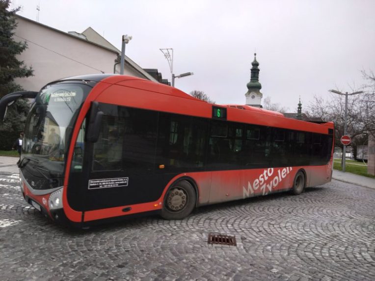 Na snímke autobus v meste Zvolen.