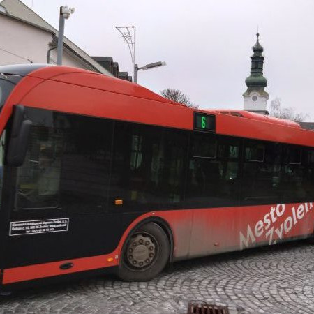 Na snímke autobus v meste Zvolen.