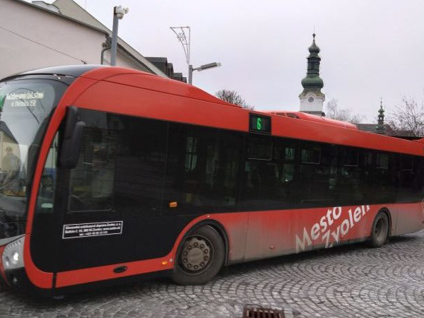 Na snímke autobus v meste Zvolen.