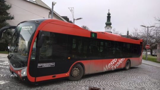 Na snímke autobus v meste Zvolen.