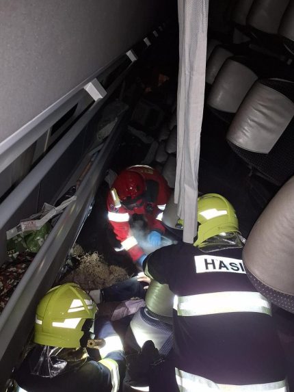 Na sn&Atilde;&Acirc;&shy;mke zasahuj&Atilde;&Acirc;&ordm; hasi&Atilde;&Acirc;i pri nehode dia&Atilde;&Acirc;&frac34;kov&Atilde;&Acirc;&copy;ho autobusu.