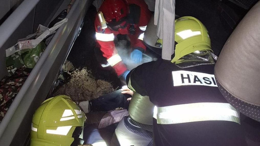 Na snímke zasahujú hasiči pri nehode diaľkového autobusu.