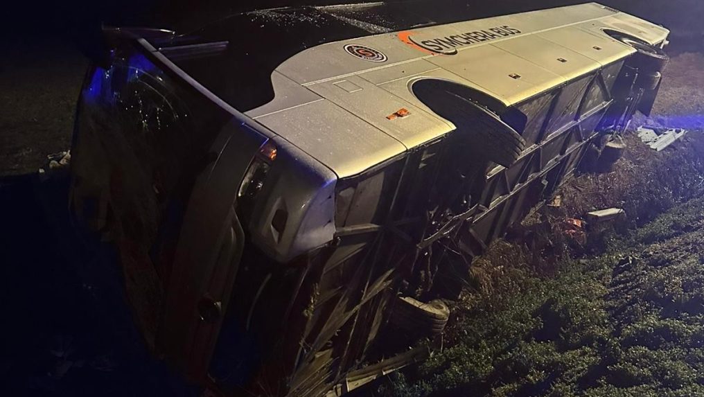 Nehoda diaľkového autobusu.