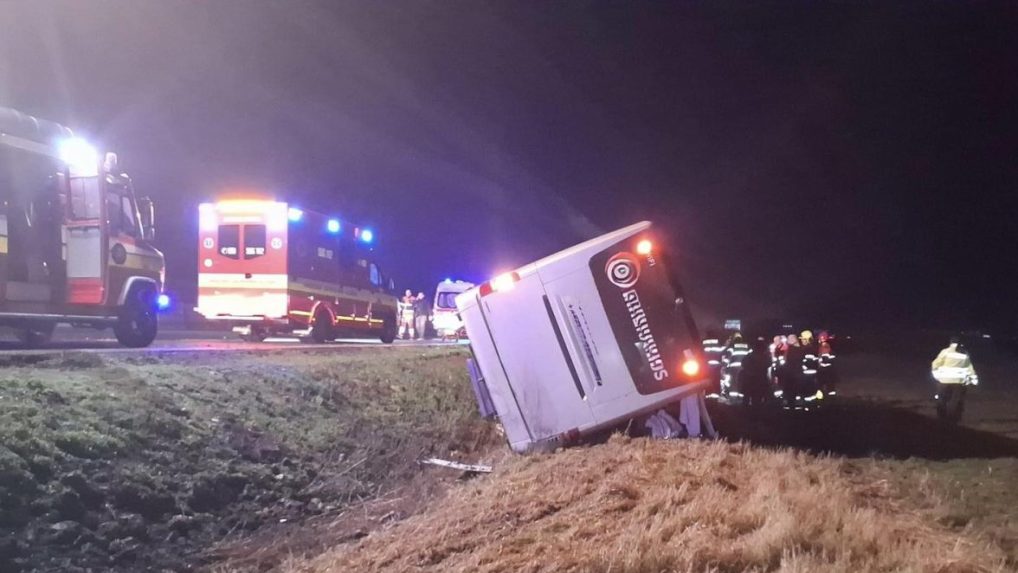 Nehoda diaľkového autobusu.